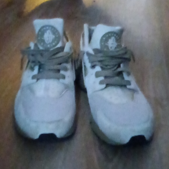 NIKE Air Huaraches - Picture 3 of 3